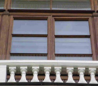 <em>Противоприсадные шипы Ёж-стандарт, установленные на балконе